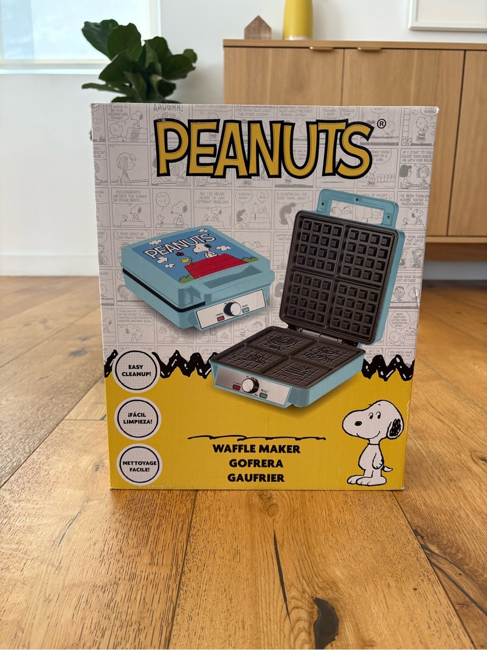 Uncanny Brands Peanuts Waffle Maker Deluxe Snoopy